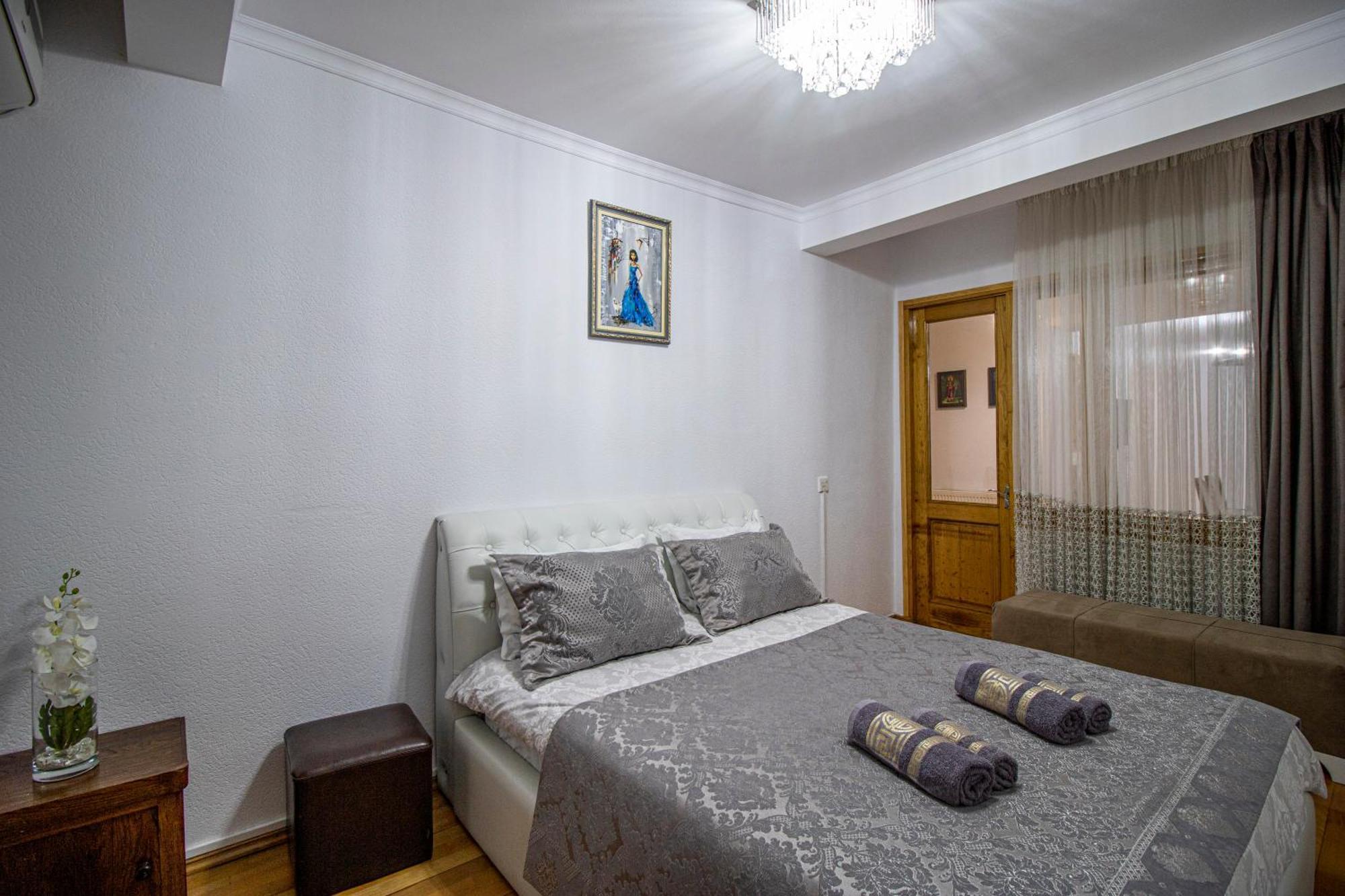 Cozy Apartment On Kostava Tbilisi Buitenkant foto
